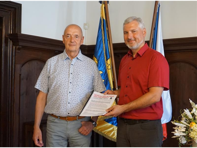 Předali jsme Petici za odklon těžké dopravy zástupcům Jihomoravského kraje