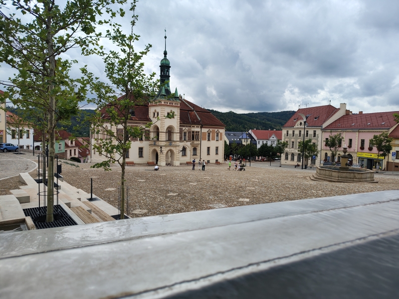 NÁMĚSTÍ MÍRU >> po kompletní revitalizaci otevřeno pro pěší i dopravu